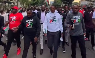Cristãos participam de caminhada de oração promovida pelo movimento OMBA 254 pelas ruas do centro de Nairóbi, no Quênia. (Captura de tela/Instagram/City Lighters Church)