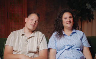 Rütger e Tamar Genser. (Foto: Reprodução/YouTube/River Church Nederland) 