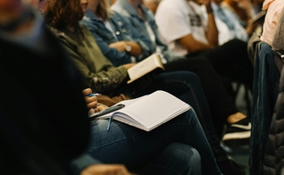 Cristãos utilizam IA com frequência superior à média dos americanos, diz pesquisa da Barna. (Foto: Sincerely Media / Unsplash)