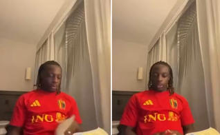 Jeremy Doku durante reflexão bíblica sobre a libertação de Pedro, registrada em Atos dos Apóstolos. (Captura de tela/X/Ablaze for God)