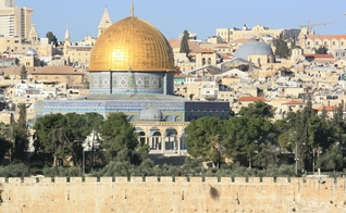 Vista do Monte do Templo, em Jerusalém, onde atualmente está localizado o Domo da Rocha, local associado pela tradição judaica ao antigo Templo. (Foto: Konrad Hofmann/Unsplash)