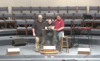 Pastor Matt Olson é amparado durante a maratona de pregação da Bíblia. (Captura de tela/Primeira Igreja Batista de Sharon)