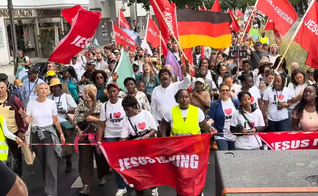 Cristãos proclamam o Evangelho durante a Marcha para Jesus pelas ruas de Berlim. (Captura de tela/YouTube/The Matengos Family)