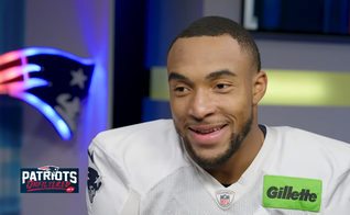 TreVeyon Henderson durante entrevista concedida ao New England Patriots. (Captura de tela/YouTube/New England Patriots)