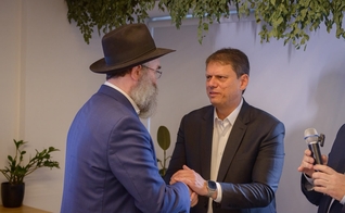 Tarcísio de Freitas, governador de São Paulo, cumprimenta o rabino Dov Goldberg. (Foto: Felipe Araújo)