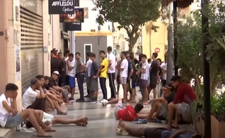 Imigrantes nas ruas de Ceuta. (Foto: Reprodução/YouTube/RTVE Noticias).