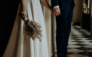 Há 25 anos, o casal vive o relacionamento em segredo. (Foto: Ilustração/Unsplash/Sinitta Leunen)