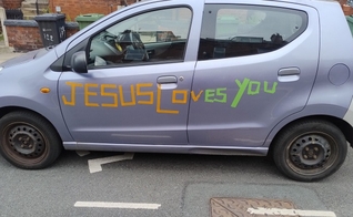 Carro de Simeon Chandra com adesivos “Jesus te ama”. (Foto: Christian Concern)