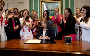Governadora de Massachusetts, Maura Healey assina lei que permite aborto até o fim da gestação. (Foto: @Governador de Massa/X)