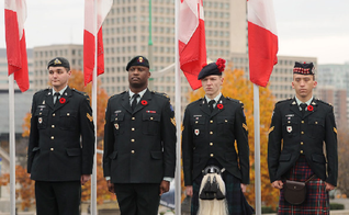 Militares das Forças Armadas Canadenses durante cerimônia com bandeiras do Canadá. (Foto: Forças Armadas Canadenses)