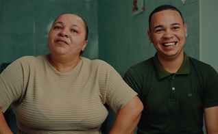Gislaine e Nicolas. (Foto: Reprodução/YouTube/Poder de Deus).