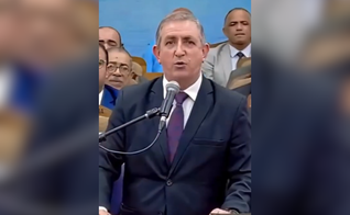 Pr. Sandro Fontoura durante ministração sobre os desafios da evangelização no Rio Grande do Sul. (Captura de tela/Instagram/prsandrofontoura)