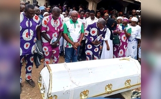 Sepultamento do líder cristão Filibus Usman Kuje na Nigéria. (Foto: Morning Star News).