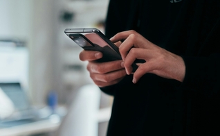 Evangelismo digital tem levado milhões de pessoas ao Evangelho por meio de buscas na internet. (Foto representativa: Jonas Leupe / Unsplash)