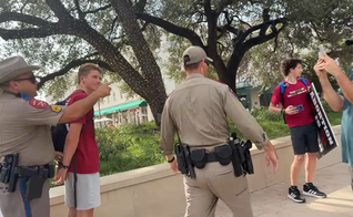 Oficiais do Texas prendendo evangelistas de rua em San Antonio em 15 de agosto de 2026. (Captura de tela/YouTube/@Texas 2A Advogado CJ Grisham)