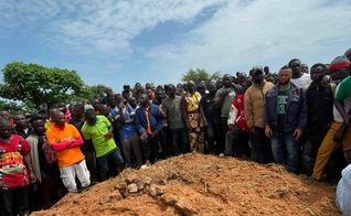 Moradores se reúnem durante o sepultamento de vítimas de ataque no estado de Plateau, na Nigéria. (Foto: ICC)