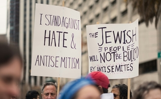 Manifestantes seguram cartazes contra o antissemitismo e em apoio ao povo judeu durante ato público. (Foto representativa: Levi Meir Clancy / Unsplash)