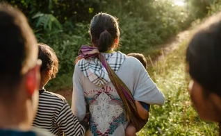 Mesmo sob pressão, os cristãos permanecem fiéis a Deus na floresta. (Foto: Ilustração/Portas Abertas)