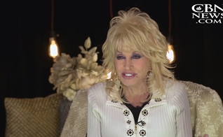 Dolly Parton. (Foto: Reprodução/YouTube/CBN News).