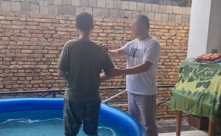 Muhat durante seu batismo secreto na Ásia Central. (Foto: Portas Abertas)