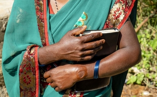 Muitas mulheres têm encontrado Jesus e mudado de vida. (Foto: Reprodução/IMB)
