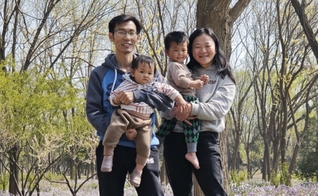 Wu Qiuyu com o esposo e os filhos. (Foto: Yang Jun/China Aid).