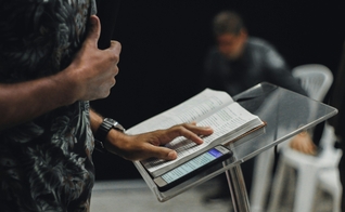 Pesquisa aponta que pastores defendem cautela no uso da IA para interpretar as Escrituras. (Foto: Unsplash / Nicholas Benaya)
