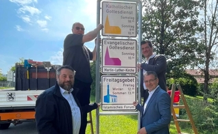 Placas informam horários de orações católicas, protestantes e muçulmanas. (Foto: Mesquita de Penzberg)