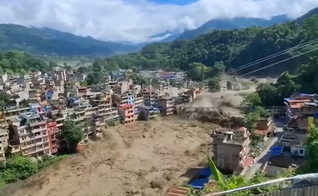 Enchente repentina e violenta avança sobre construções no Nepal, deixando dezenas de mortos. (Captura de tela/YouTube/BBC)