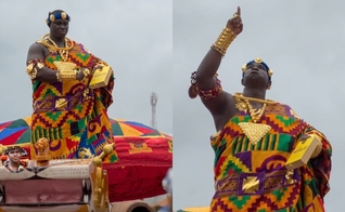 Nana Kobena Kwedu IV exibiu uma Bíblia durante o desfile. (Foto: Reprodução/Facebook/Nana Kwabena Kwedu IV).
