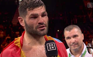 Filip Hrgović exaltou a Deus após a vitória. (Foto: Reprodução/YouTube/ DAZN Boxing).