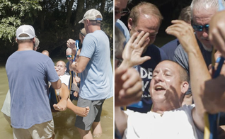 Homem com paralisia é batizado em um riacho, com a ajuda de membros da igreja. (Foto: Parkway Baptist Church)
