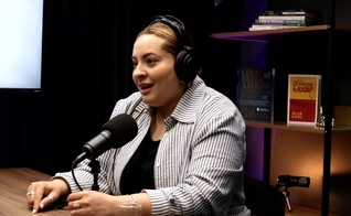 Bárbara Schmidt foi transformada ao ter uma experiência sobrenatural com Deus. (Foto: Reprodução/YouTube/Dilson Gomes).