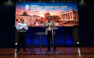 Ariel Horovitz (à esquerda), diretor e fundador do Moriah International Center, e Sergio Napchan (ao centro), diretor executivo da Confederação Israelita do Brasil (Conib), durante o congresso. (Foto: Silas Anastácio)
