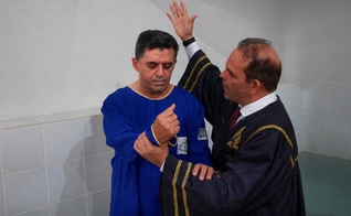 O batismo de Erisvaldo Silva. (Foto: Reprodução/Notícias Adventistas)