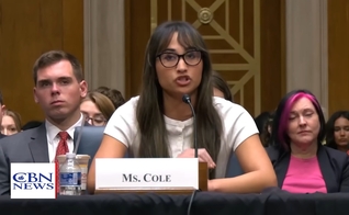 Chloe Cole. (Foto: Reprodução/YouTube/CBN News).