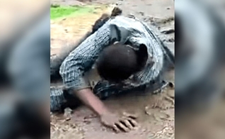 Kibirige Abumusa após ser espancado pelos filhos. (Foto: Reprodução/Morning Star News) 