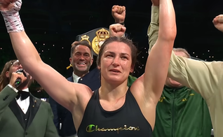 Katie Taylor comemora a vitória em sua última luta profissional, no Croke Park, em Dublin. (Captura de tela/YouTube/DAZN Boxing)