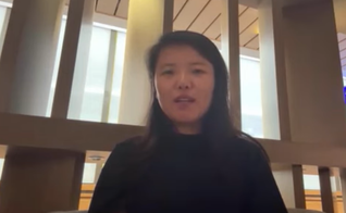 Ruth Wang chega ao Aeroporto Internacional de Taoyuan, em Taiwan. (Captura de tela/YouTube/AP)
