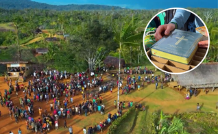 Moradores de uma região remota de Papua-Nova Guiné se reúnem para receber o Novo Testamento traduzido para a língua Onobasulu. (Captura de tela/CBN News)