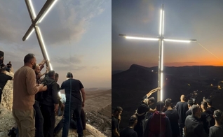 Os moradores da cidade milenar Maaloula ergueram uma grande cruz iluminada. (Foto: Reprodução/Instagram/merianwakin).