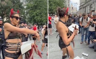 Ativista trans segura um crucifixo e rasga páginas da Bíblia em Nova York. (Captura de tela/X/TPUSA)