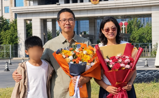 O pastor Lian Xuliang, recentemente libertado, aparece ao lado de sua família em Xi’an, na província de Shaanxi, China. (Foto: ChinaAid)