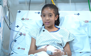 Safira agradecendo a Deus no hospital. (Foto: Reprodução/g1/Fantástico)