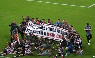 Os jogadores exibiram uma grande faixa exaltando a Jesus. (Foto: Reprodução/YouTube/Roberto Nascimento Conta Aí).
