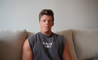Dylan Mandell testemunhando sobre sua fé. (Foto: Reprodução/YouTube/Dylan Mandell)