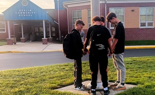 Estudantes cristãos se mobilizaram para falar de Jesus com seus colegas. (Foto: Reprodução/AG News)