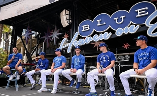 Da esquerda para a direita: jogadores dos Dodgers Tommy Edman, Mookie Betts, Blake Treinen, Justin Wrobleski, Evan Phillips e Alex Call durante o Faith Day, em 20 de setembro de 2026. (Foto: Instagram/acad_8)