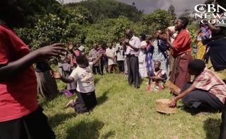 Dezenas de pessoas do povo Batwa já foram batizados em Uganda. (Foto: Reprodução/CBN News).