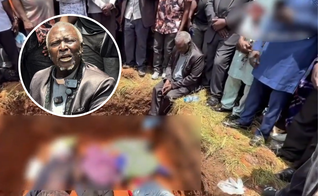 Pastor Ezekiel Dachomo, desolado, sentado à beira da cova com os corpos de três membros de sua igreja. (Captura de tela/YouTube/No Weapon Ministries)